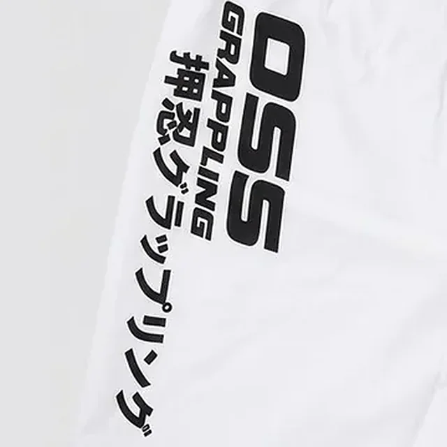 Texto OSS Grappling en japonés a lo largo de la pierna del short