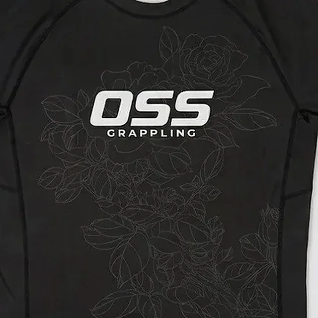Rosas tono sobre tono en el pecho de la polera negra