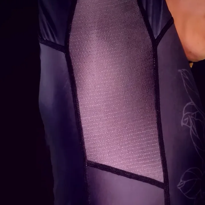 Costado de la polera con tela elástica
