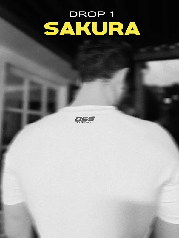 Espalda de la polera blanca con el logo OSS