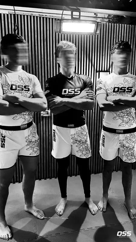 Equipo OSS con poleras blancas y negra
