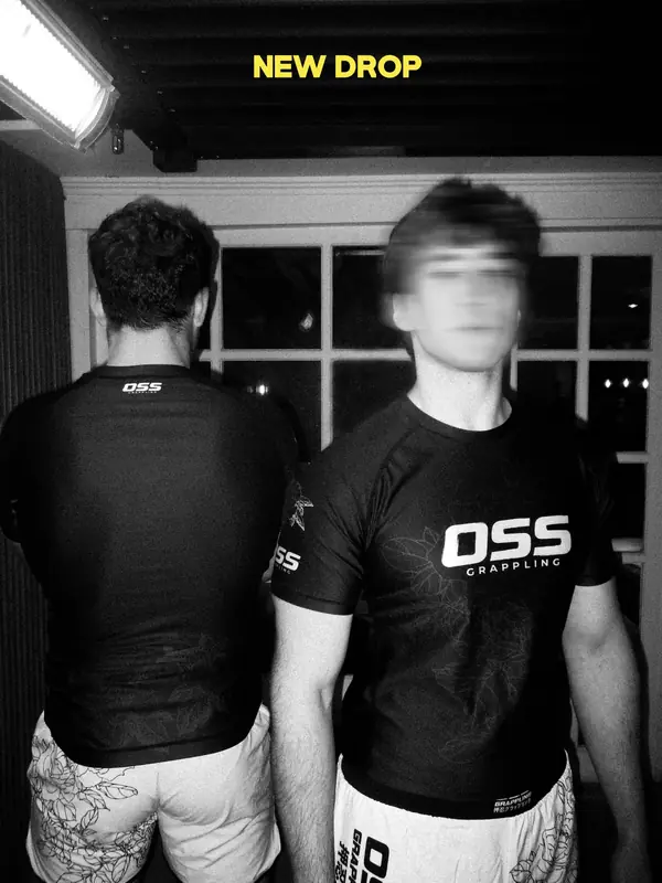 Dos grapplers con la polera negra, de frente y de espalda