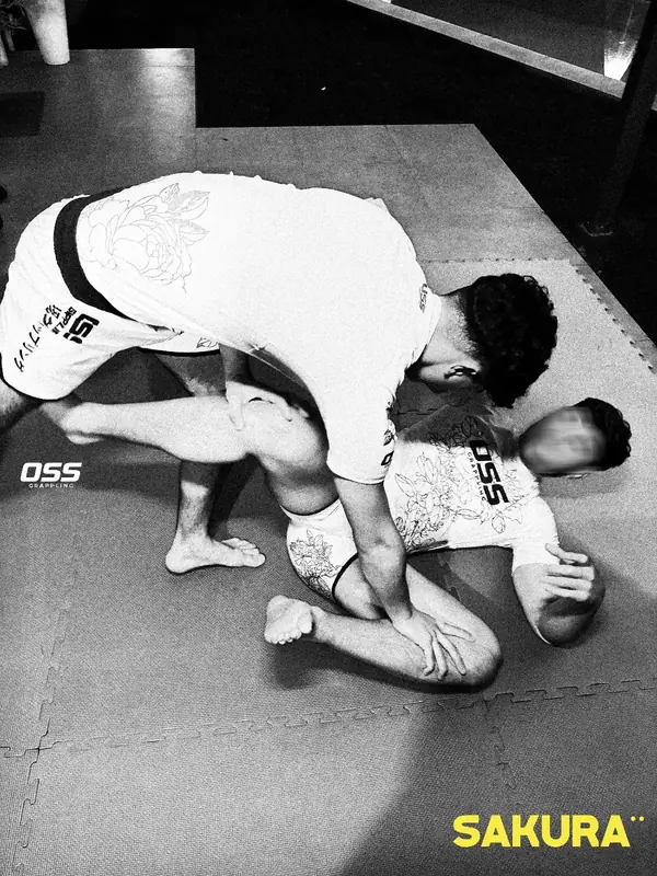 Pasaje de guardia con polera y short blancos
